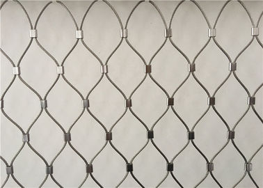 Inox X tende la maglia del cavo metallico per le piante del traliccio del giardino che scalano il reticolato